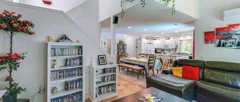 Televisie, een open haard, een dvd-speler en boeken