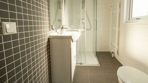 A bathroom with a shower, sink, and toilet. - Velthorst Waterfront 6 (Linden)
