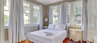 Walk to Parks & Dining! Historic Eustis Home