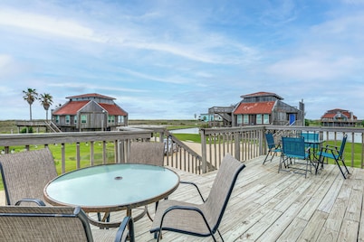 Walk to Matagorda Beach! Condo w/ Pool Access