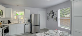 Walk to Square - Granbury Gem w/ Hot Tub
