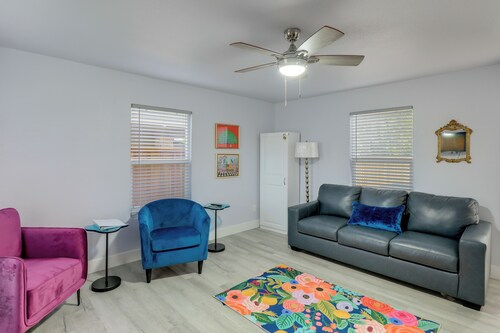 New On The Market - Hot Tub, 1 Block to Square