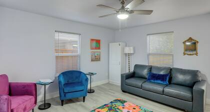 New On The Market - Hot Tub, 1 Block to Square