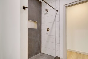 Bathroom - Close to Dtwn & Med Center: Knoxville Home Base (Knoxville)
