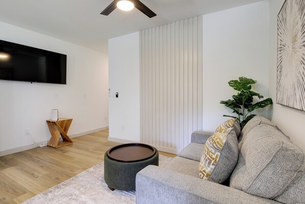 Living area - Close to Dtwn & Med Center: Knoxville Home Base (Knoxville)