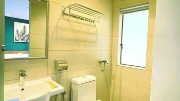 Amenidades de baño gratuitas, secadora de cabello, toallas