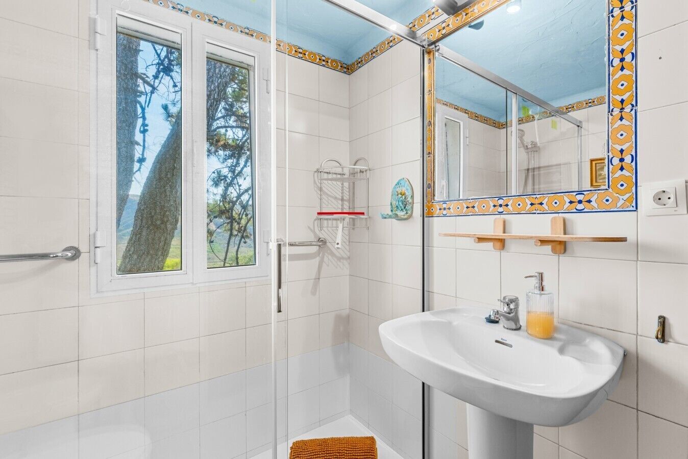 Douche, sèche-cheveux, bidet