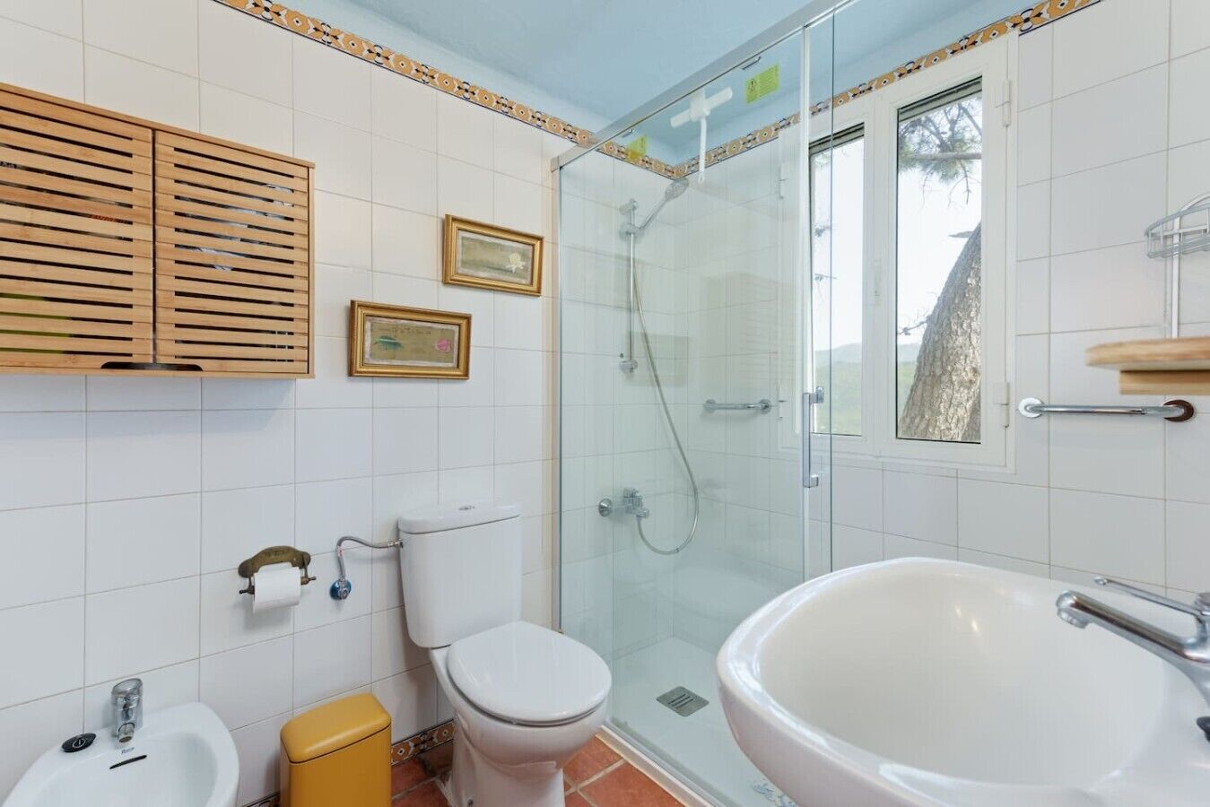 Douche, sèche-cheveux, bidet, serviettes fournies