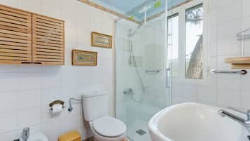 Douche, sèche-cheveux, bidet, serviettes fournies