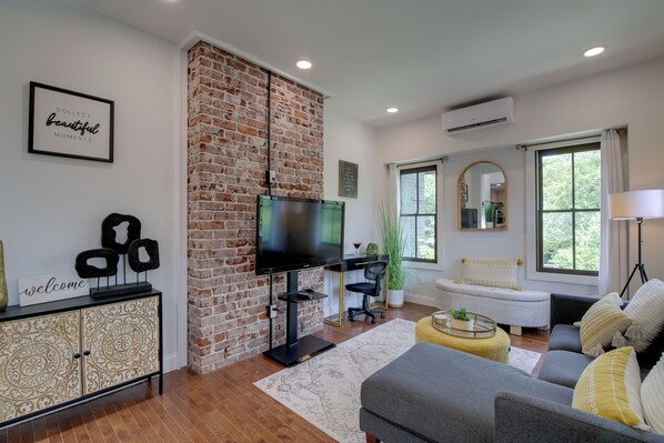 Living area - Extended East Knoxville Stay, 2 Mi to Dtwn! (Knoxville)