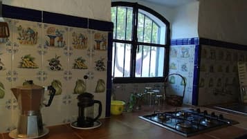 Réfrigérateur, micro-ondes, plaque de cuisson, cafetière/bouilloire