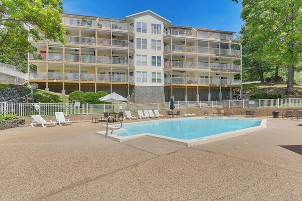Pool - Unwind Poolside, Walk to Beach! Ozarks Getaway (Osage Beach)