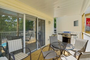 Outdoor dining - Unwind Poolside, Walk to Beach! Ozarks Getaway (Osage Beach)