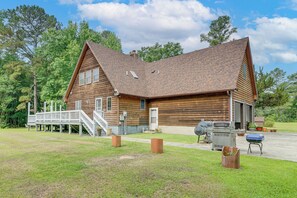 Eine Holzhütte mit Veranda, Grill und Satellitenschüssel.