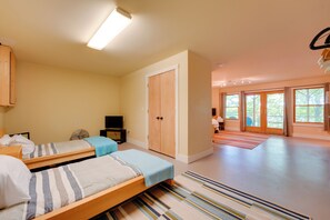 Room - Waterfront Cottage! Family-Friendly Hideaway (Round Pond)