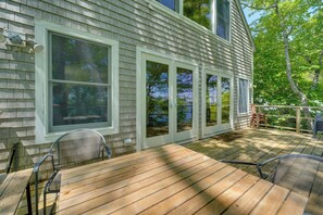 Outdoor dining - Waterfront Cottage! Family-Friendly Hideaway (Round Pond)