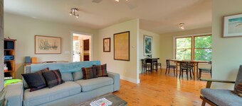 Waterfront Cottage! Family-Friendly Hideaway