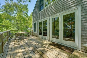 Outdoor dining - Waterfront Cottage! Family-Friendly Hideaway (Round Pond)