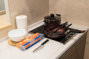 Suite monolocale Deluxe | Cucina privata | Frigorifero, microonde, pentole/stoviglie/utensili