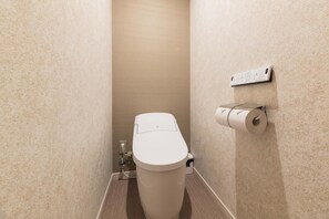 Suite monolocale Deluxe | Bagno | Combinazione doccia/vasca, set di cortesia gratuito, asciugacapelli