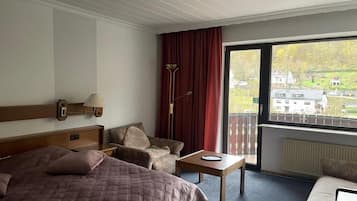 Zimmersafe, Verdunkelungsvorhänge, Bügeleisen/Bügelbrett