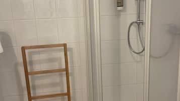 Familien-Doppelzimmer, Balkon, Flussblick | Badezimmer | Kostenlose Toilettenartikel, Haartrockner, Handtücher, Seife