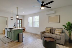 Living area - Knoxville Home Base! 3 Mi to Med Cntr & UT Campus (Knoxville)