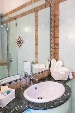 A bathroom with a sink, mirror, and shower. - Villa Preziosa - Panoramic Sea View (Capri)