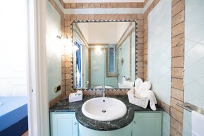 A bathroom with a sink, mirror, and tiled walls. - Villa Preziosa - Panoramic Sea View (Capri)