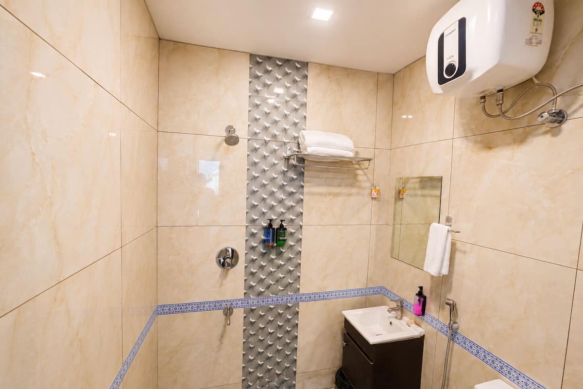 Ein Badezimmer mit Dusche, Waschbecken und Toilette.