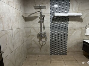 Shower, free toiletries, towels, soap - Hotel Raaso Inn (Jaipur)