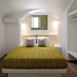 Tabla de planchar con plancha, internet y ropa de cama 