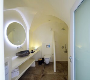Secadora de cabello, toallas, jabón, papel de baño 