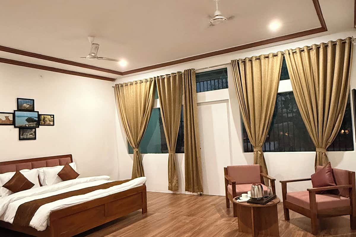 Deluxe Double Room, Balcony, Mountain View | Desk, laptop workspace, soundproofing, iron/ironing board (on request)