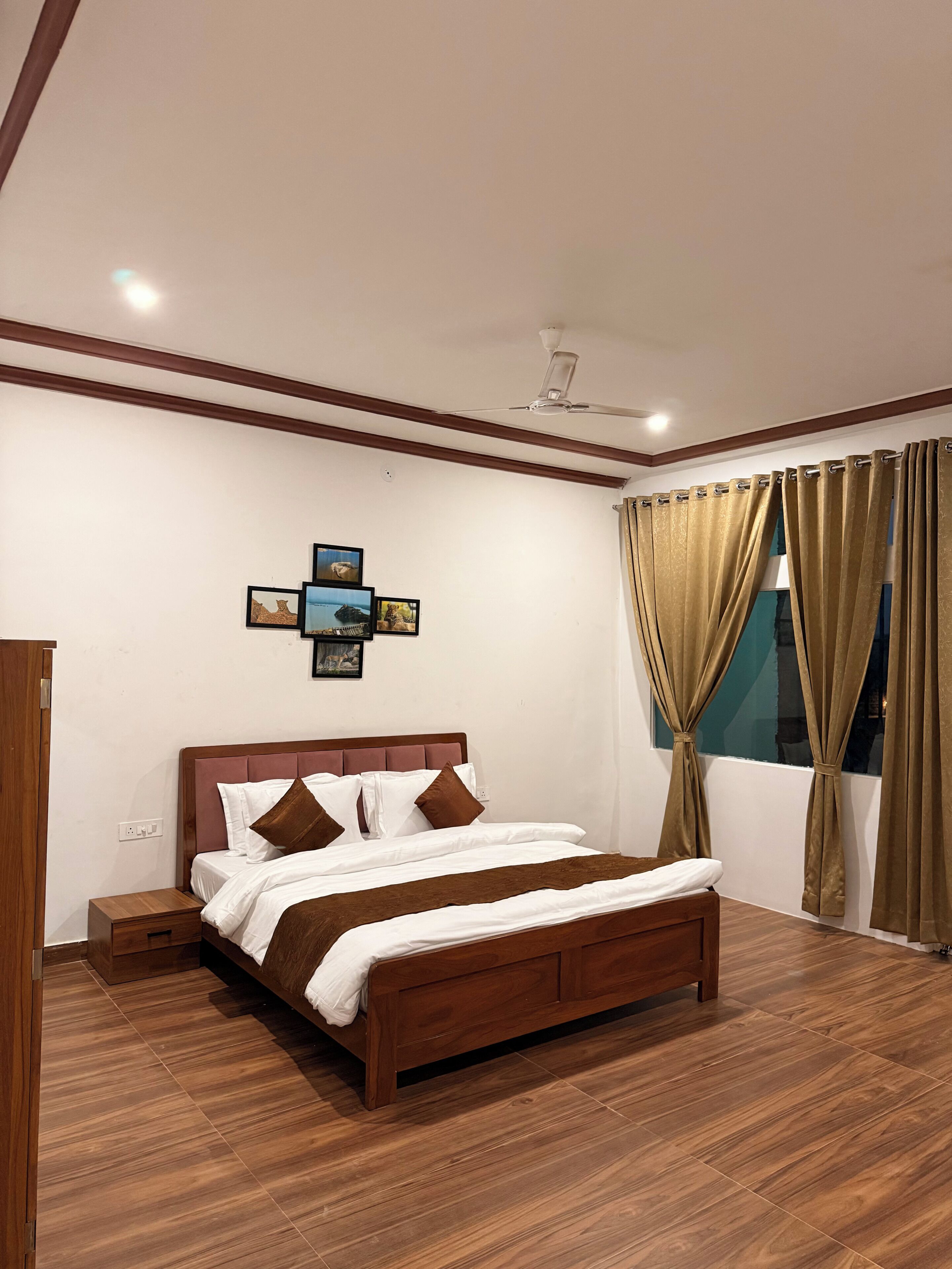 Deluxe Double Room, Balcony, Mountain View | Desk, laptop workspace, soundproofing, iron/ironing board