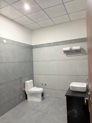 Deluxe Double Room, Balcony, Mountain View | Bathroom | Shower, free toiletries, slippers, towels - Jawai Mount Town (Doodni)