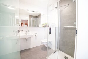 Douche, serviettes fournies, papier toilette