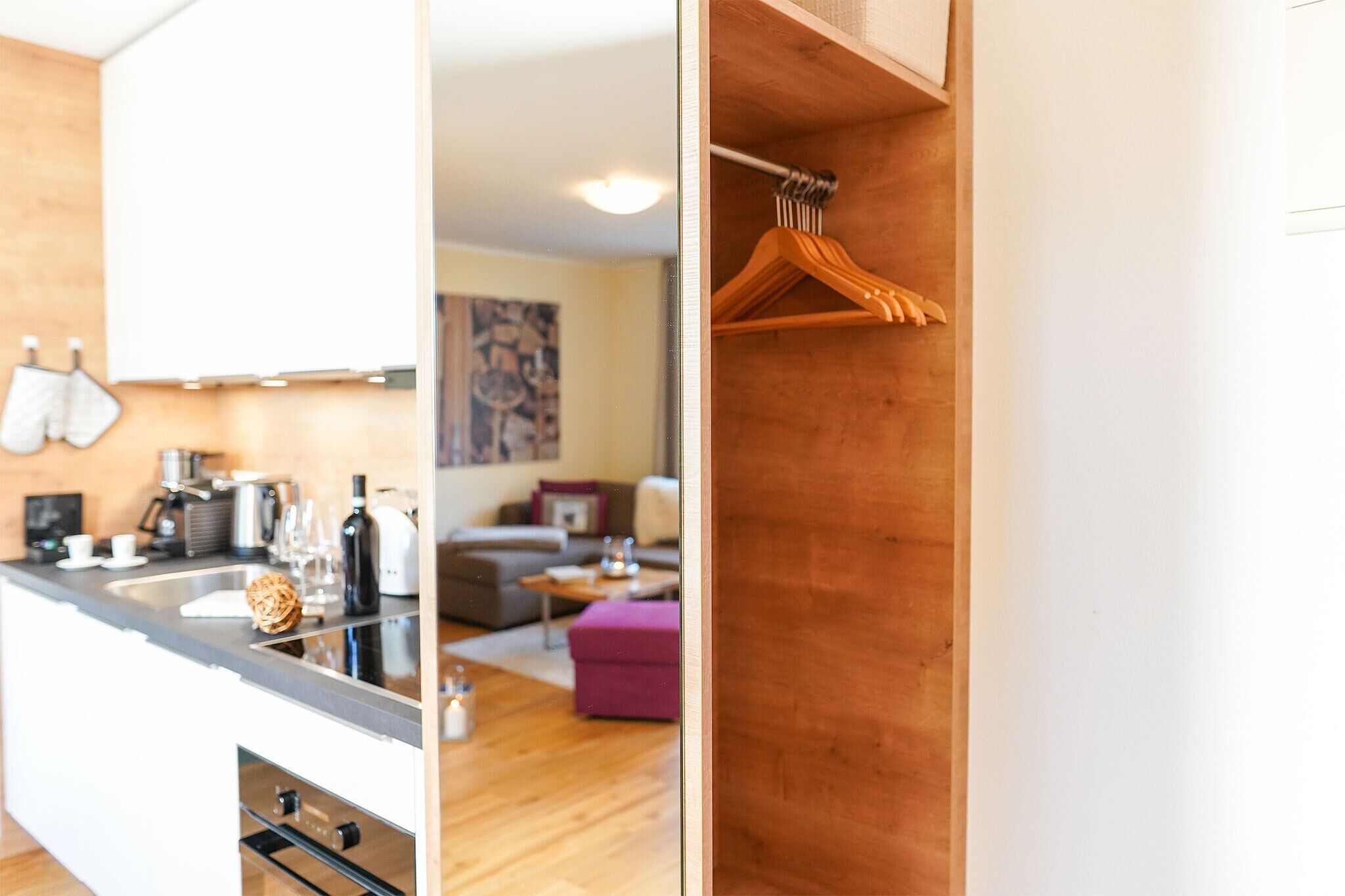 Eine moderne Küche mit Spüle, Arbeitsplatte und Holzschränken.