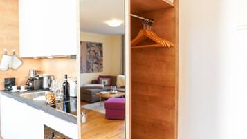 Eine moderne Küche mit Spüle, Arbeitsplatte und Holzschränken.