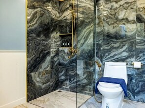 Executive Villa, Balcony, Garden View | Bathroom | Separate bathtub and shower, free toiletries, hair dryer, towels