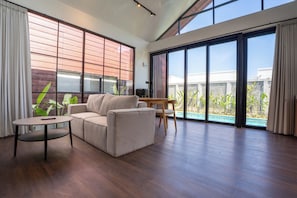 Villa, Poolblick | Wohnbereich
