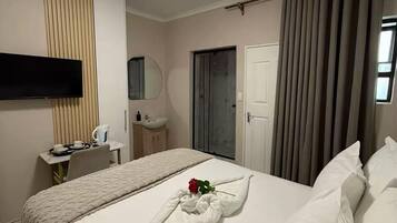 Standard Double Room | Desk, laptop workspace