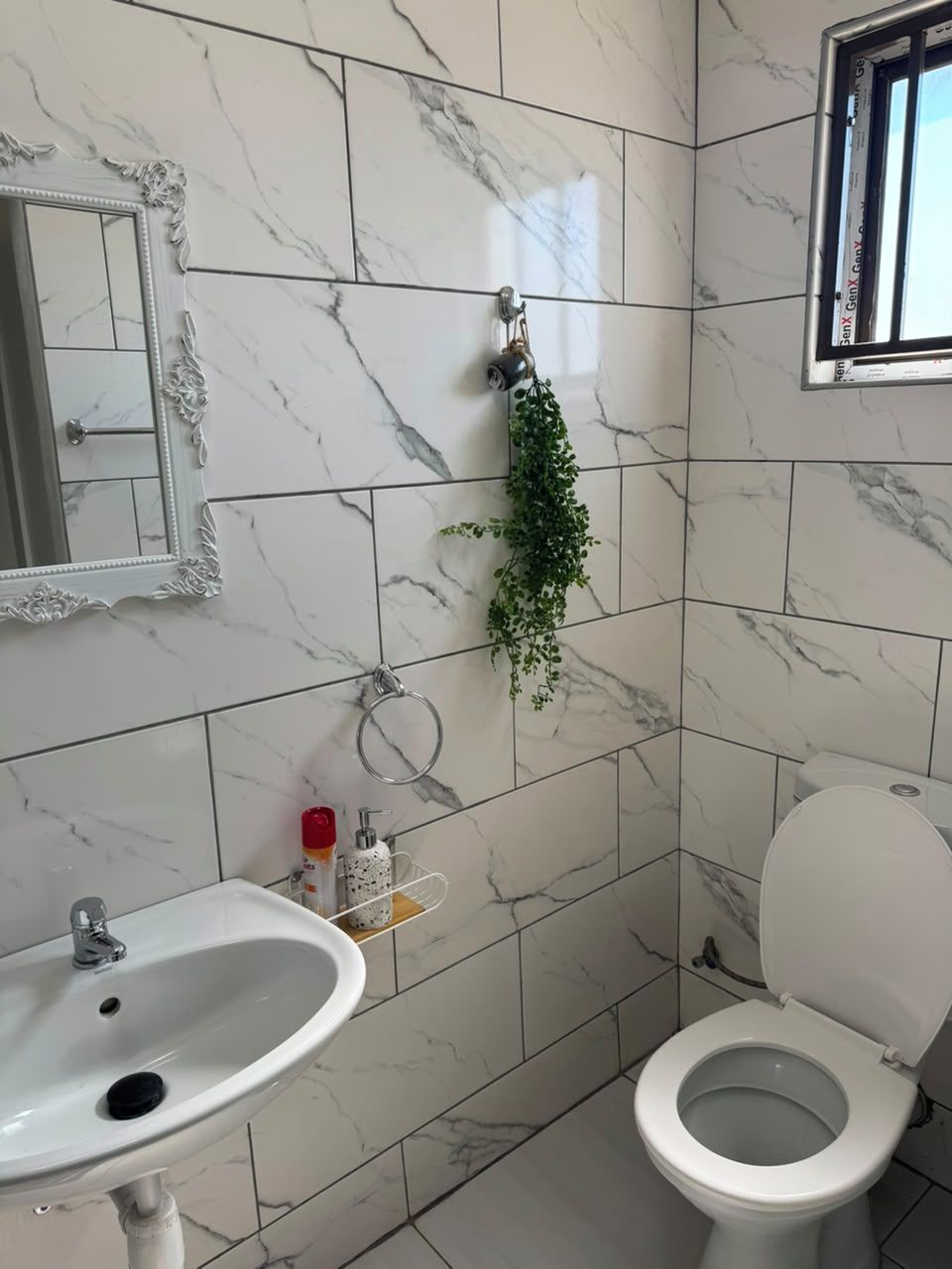 Luxe tweepersoonskamer | Badkamer | Een douche, handdoeken, toiletpapier