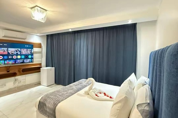 Chambre luxueuse double | Literie de qualité, bureau, espace de travail pour ordinateurs portables