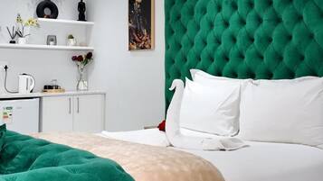 Habitación de lujo doble | Ropa de cama de alta calidad y escritorio