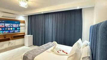 Luxury Double Room | Desk, laptop workspace
