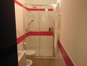 Shower, hair dryer, bidet, towels - Cattaneo 19 Apartments (Verona)
