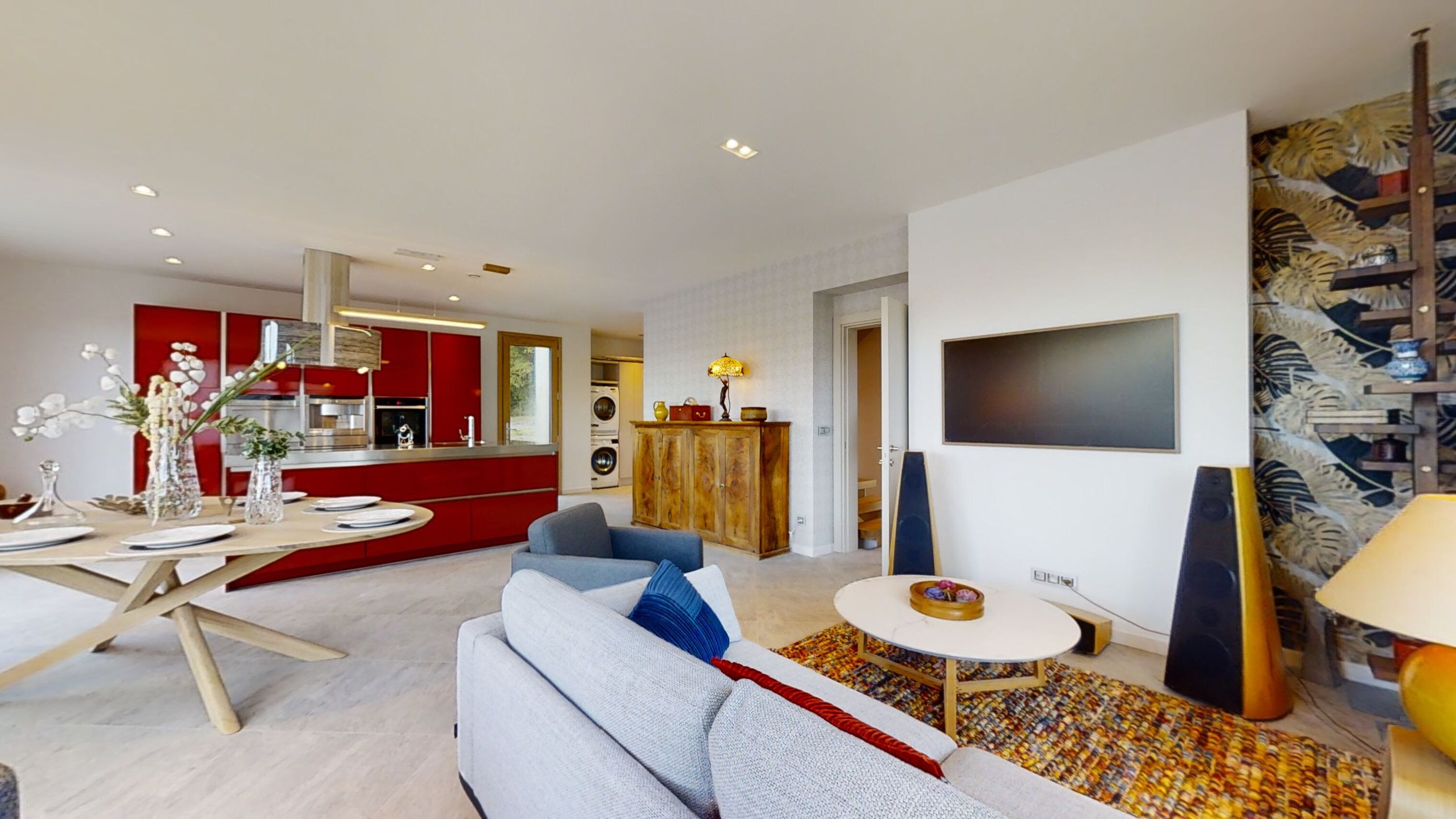 Smart TV, fireplace