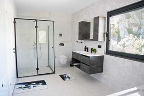 Villa | Salle de bain | Articles de toilette gratuits, sèche-cheveux, chaussons