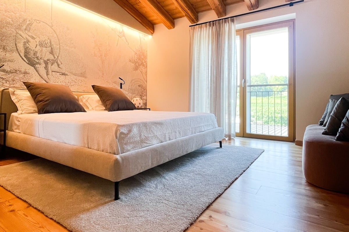 Habitación triple, vistas al viñedo | Minibar, caja fuerte, wifi gratis y ropa de cama